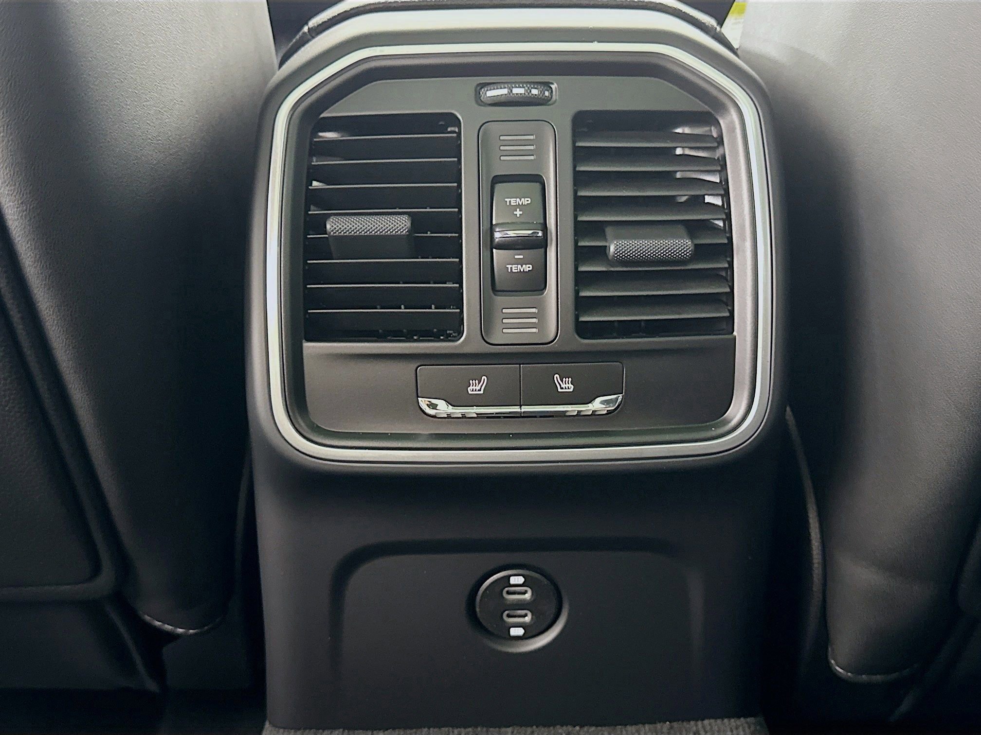 Certified 2025 Porsche Macan AWD/4WD image 19