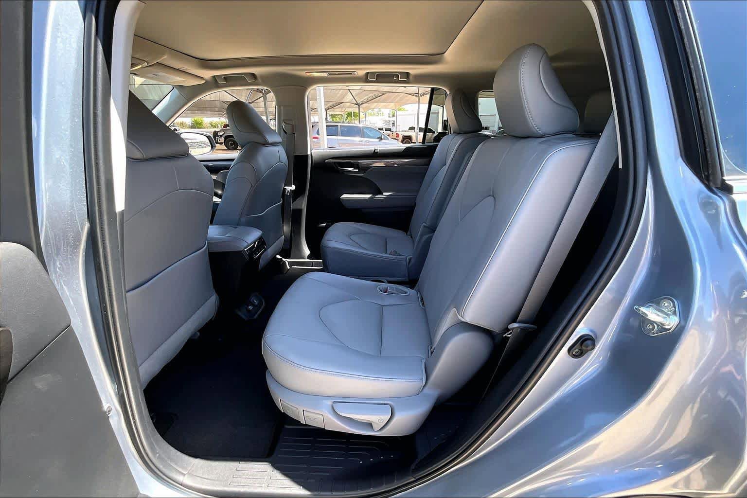 Used 2024 Toyota Highlander Platinum FWD image 21