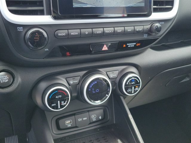 Used 2025 Hyundai Venue Limited FWD image 26