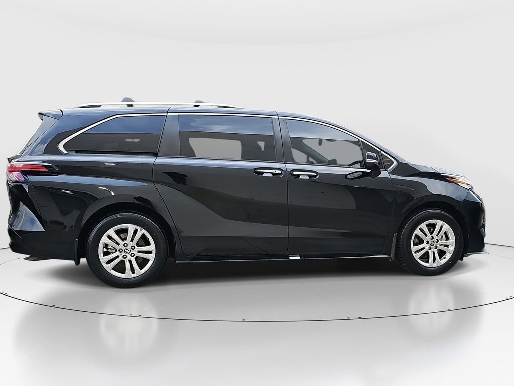 Certified 2022 Toyota Sienna Platinum image 4