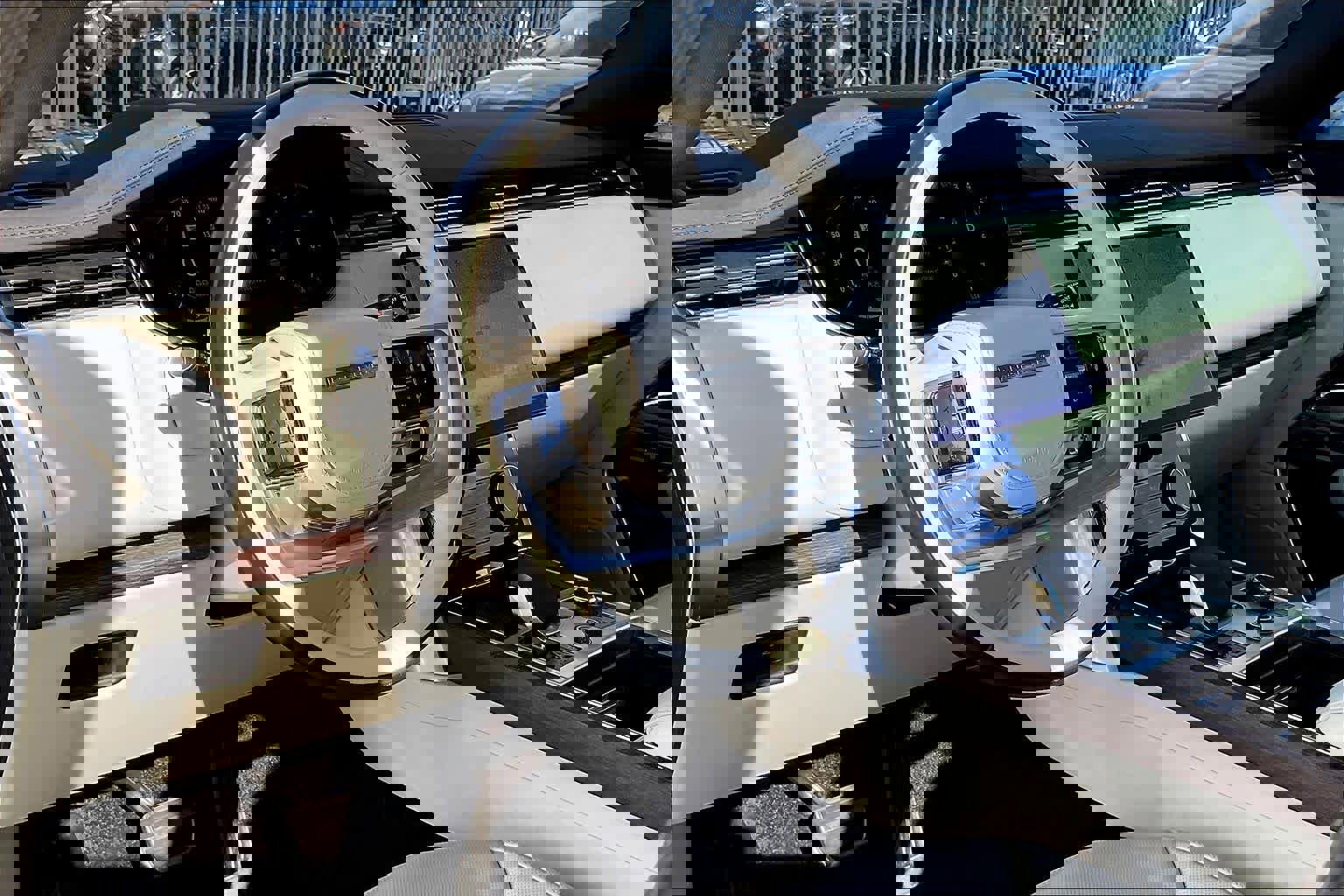 Used 2023 Land Rover Range Rover Long Wheelbase SE image 16