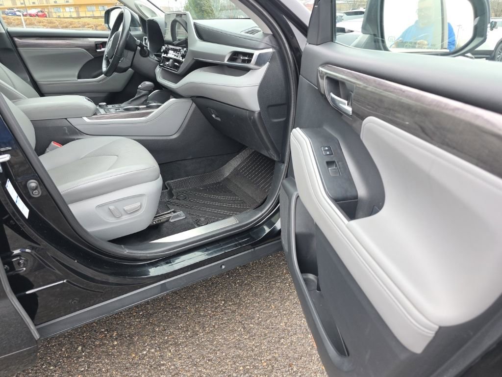 Used 2021 Toyota Highlander Platinum image 9