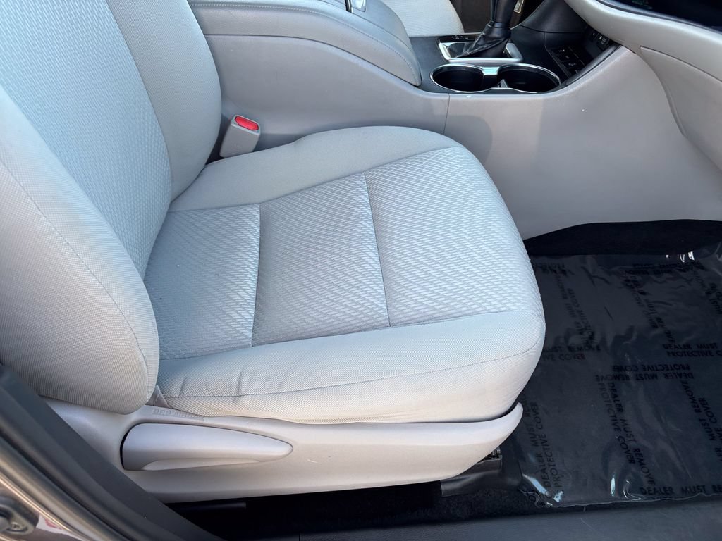 Used 2019 Toyota Highlander LE AWD/4WD image 29