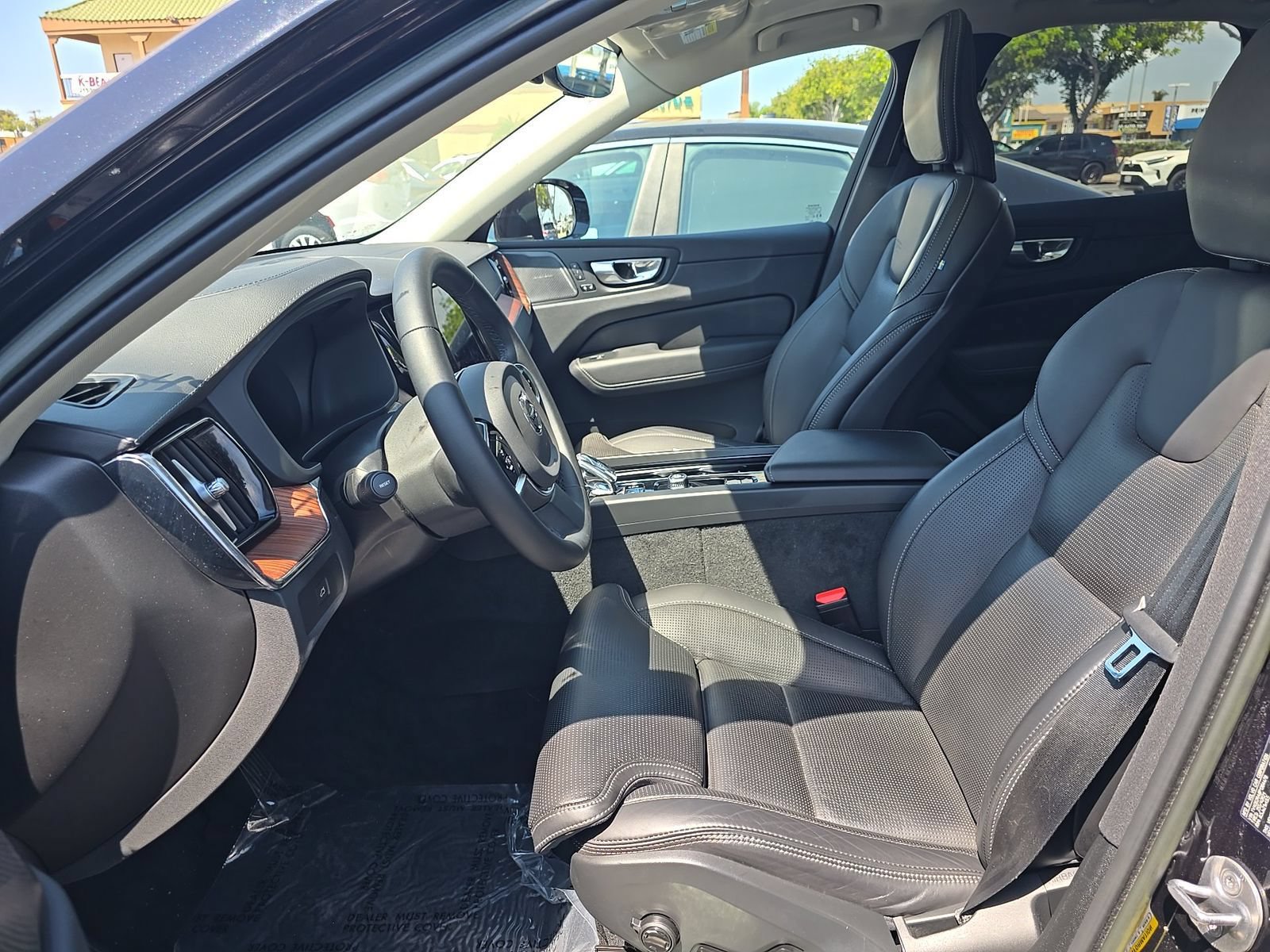 Used 2023 Volvo XC60 B6 Ultimate w/ Protection Package Premier AWD/4WD image 4