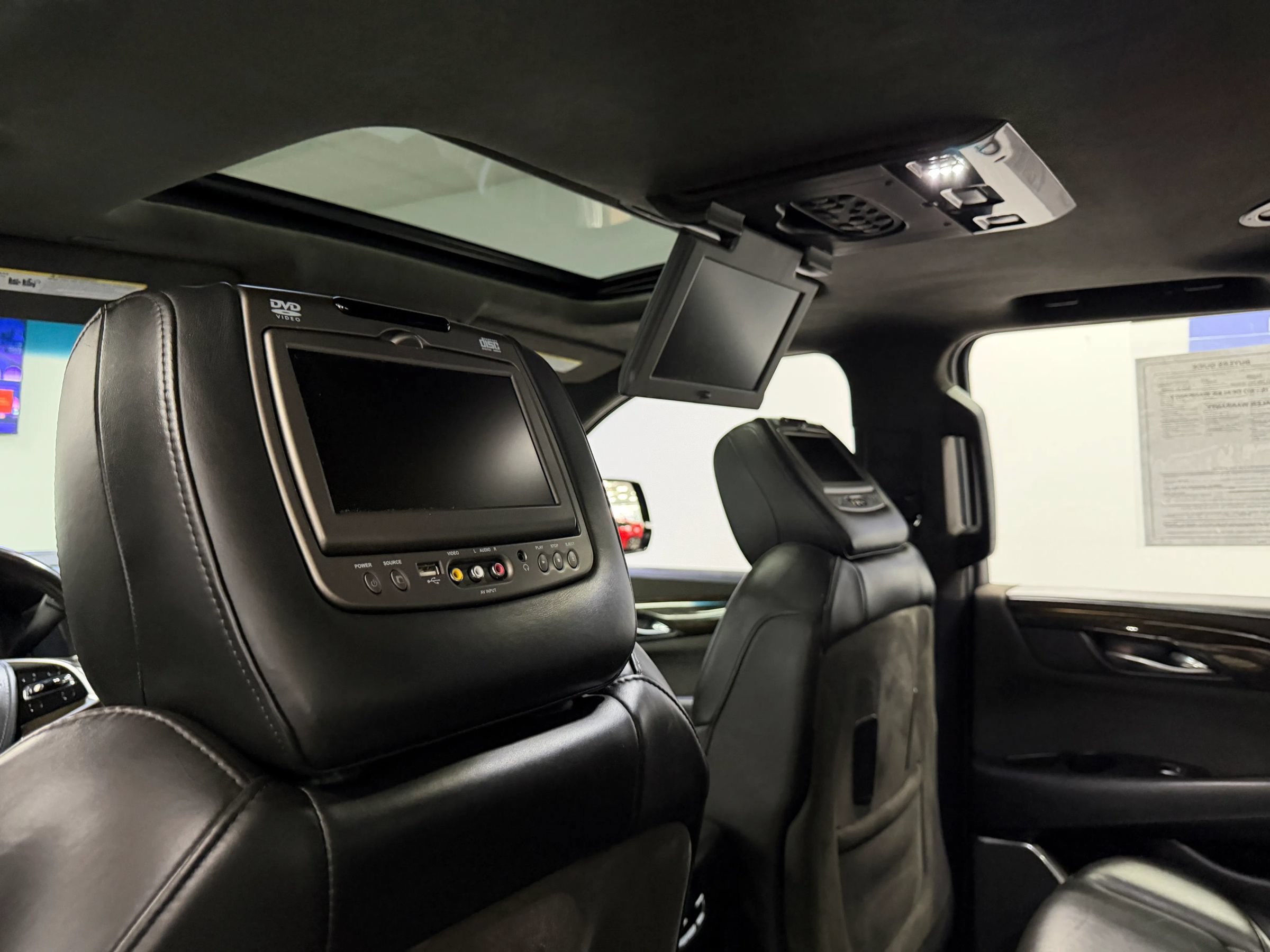 Used 2018 Cadillac Escalade Platinum RWD image 20