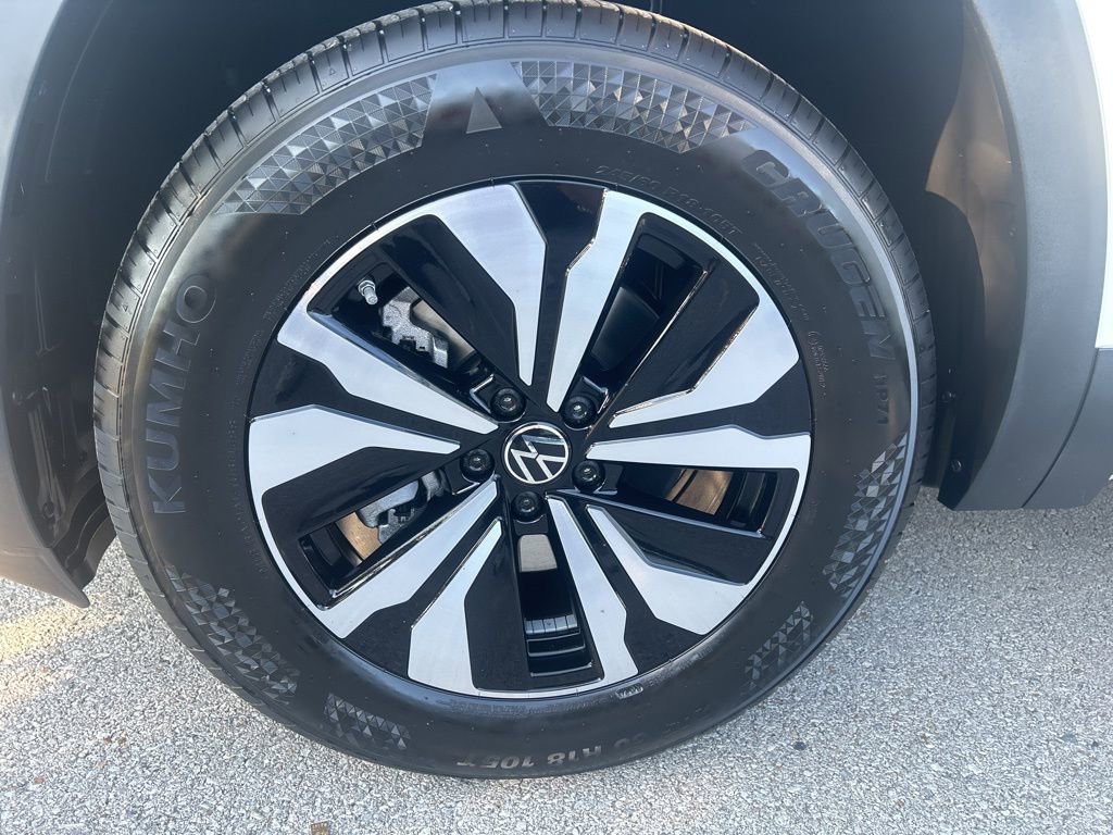 New 2026 Volkswagen Atlas Cross Sport SE image 29