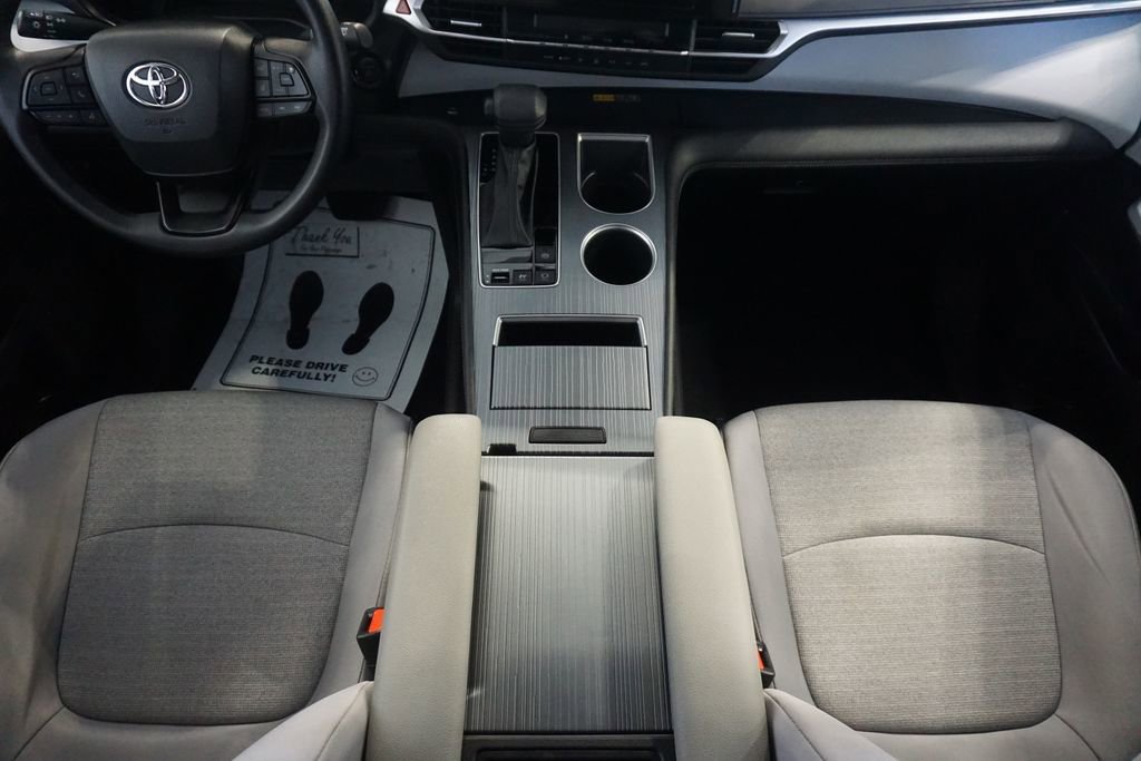 Used 2025 Toyota Sienna LE image 29