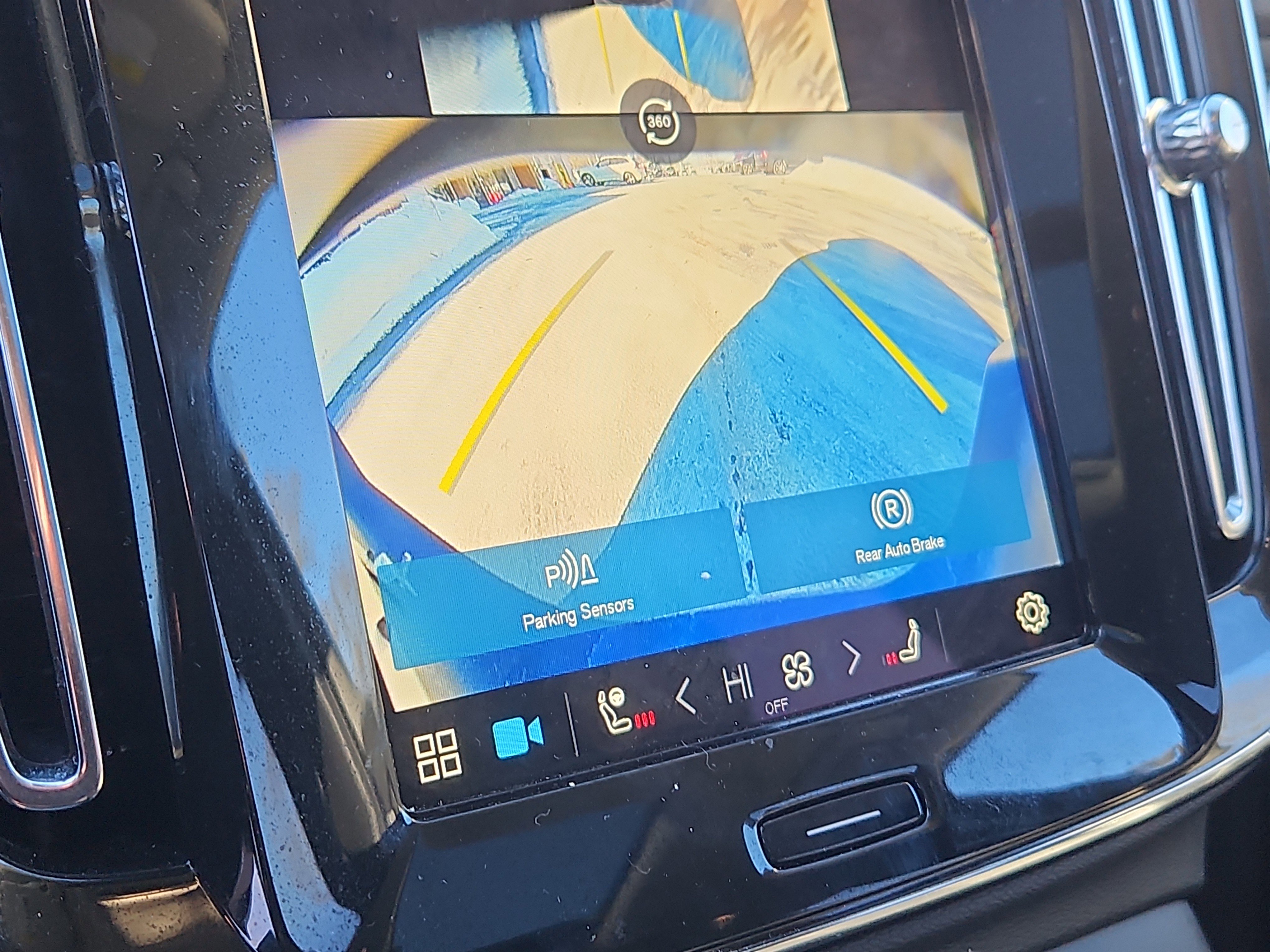 Used 2025 Volvo XC40 B5 Ultra w/ Climate Package image 9