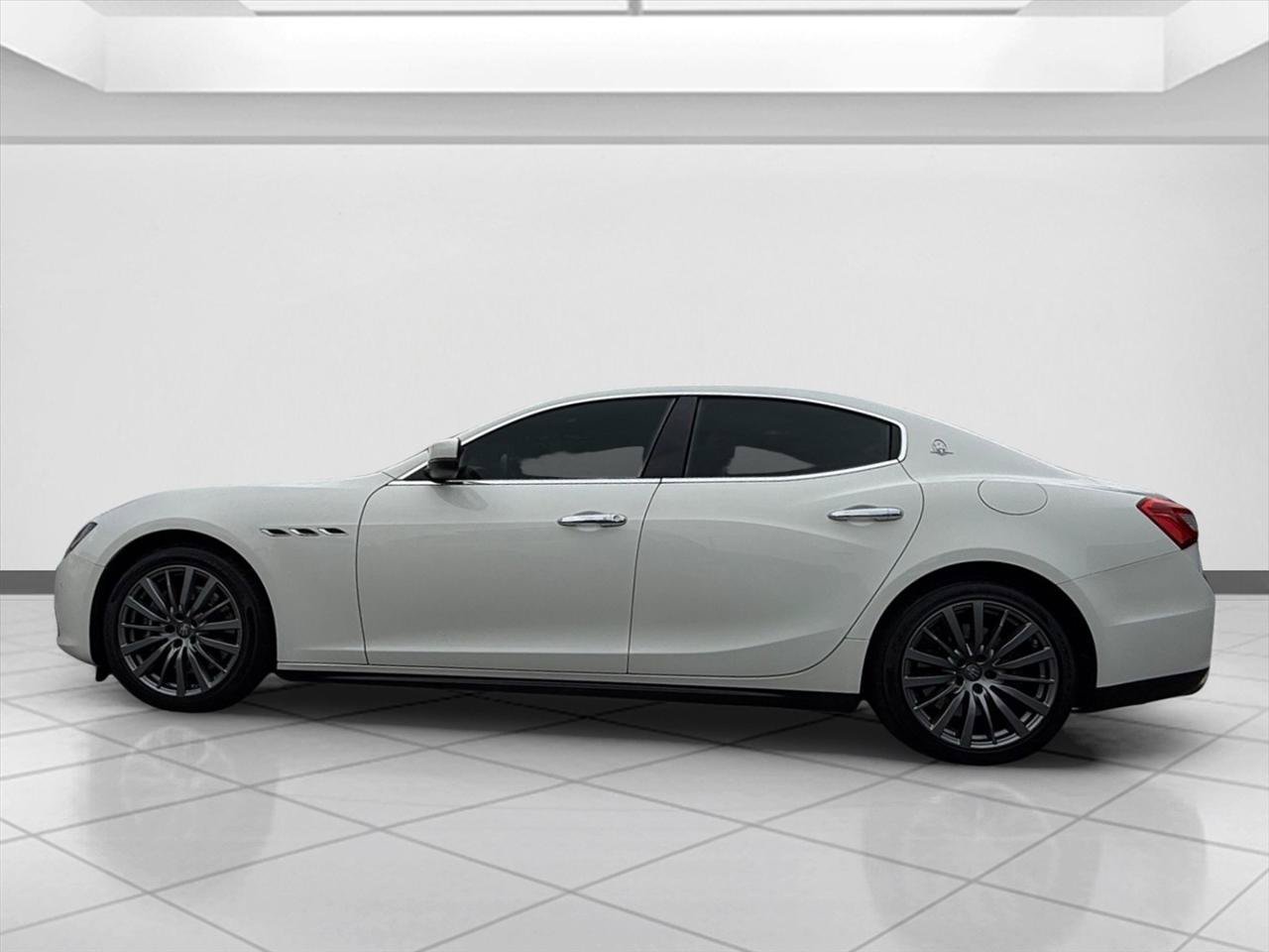 Used 2017 Maserati Ghibli S Q4 AWD/4WD image 2