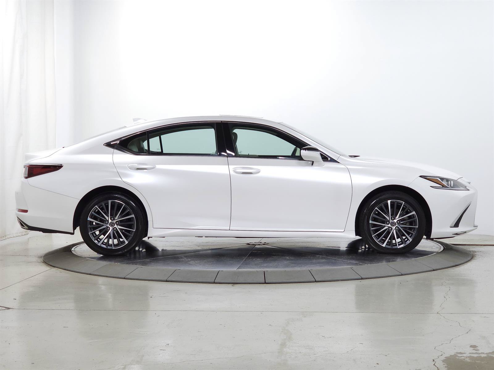 Certified 2024 Lexus ES 350 w/ Premium Package FWD image 10