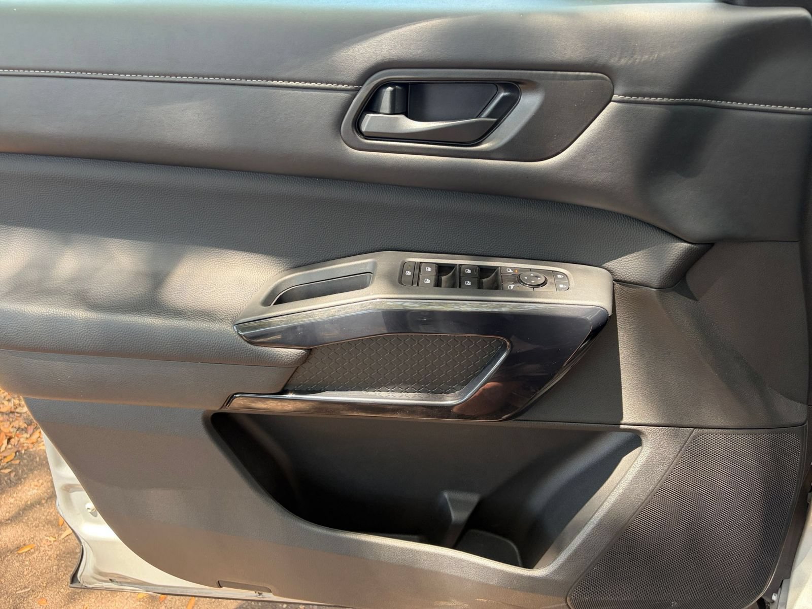 Used 2025 Nissan Pathfinder SV FWD image 18