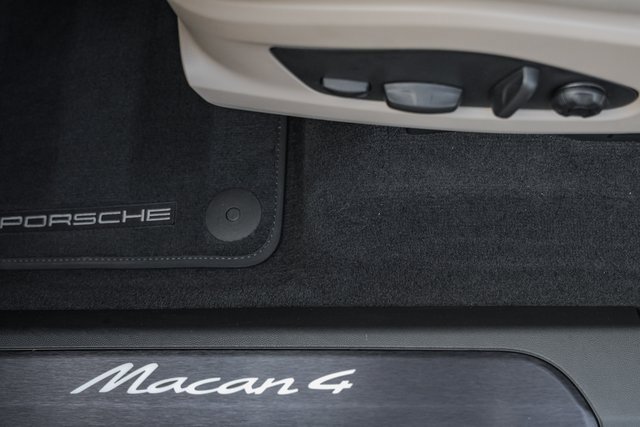 Used 2025 Porsche Macan 4 Electric image 11