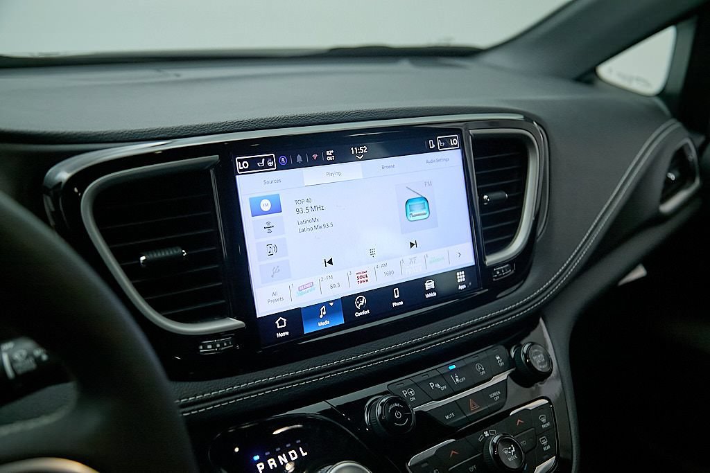 Used 2025 Chrysler Pacifica Select AWD/4WD image 14