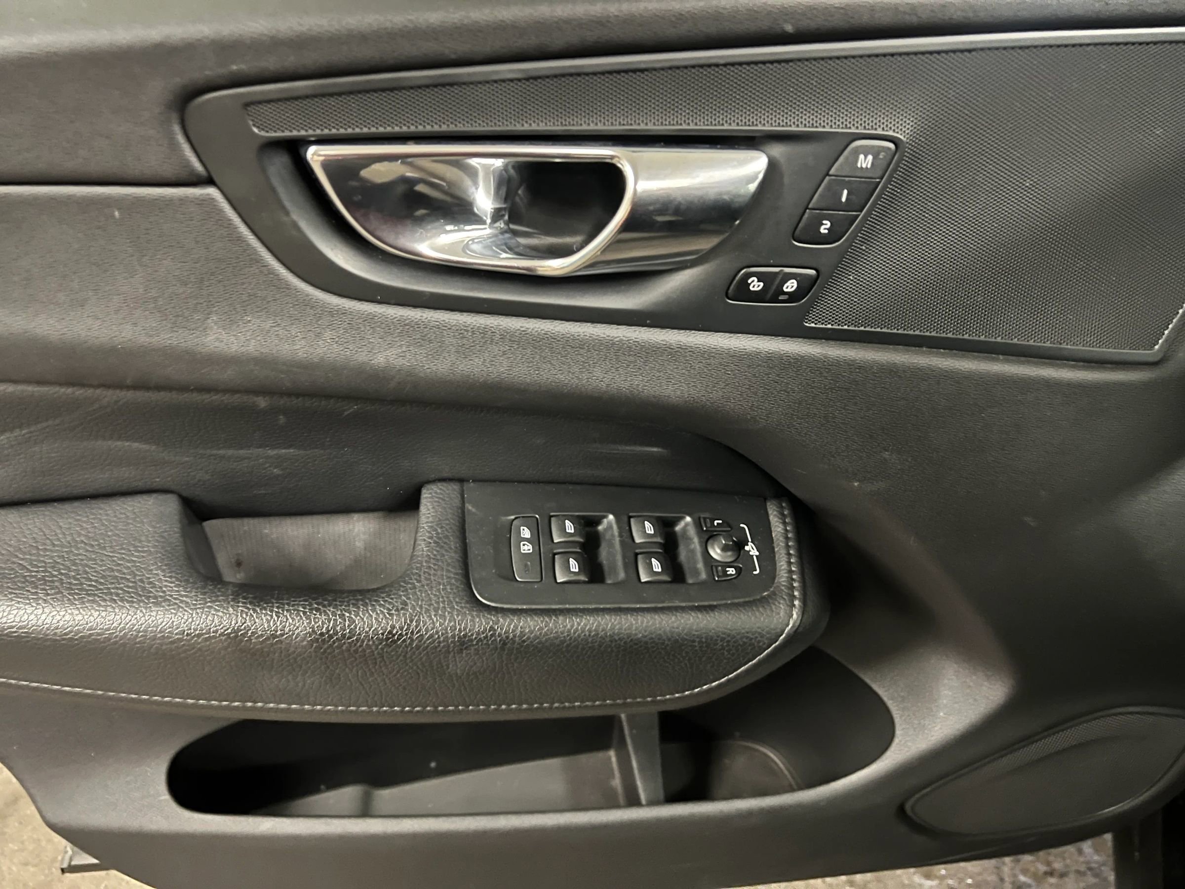 Used 2018 Volvo XC60 T6 Momentum w/ Convenience Package AWD/4WD image 9