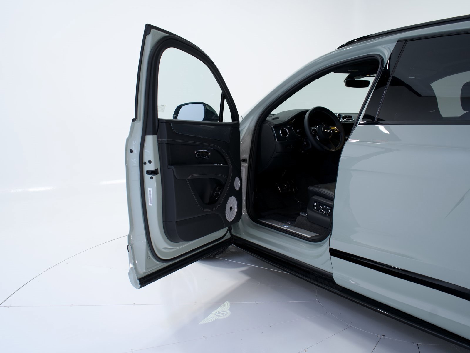 Used 2025 Bentley Bentayga image 9