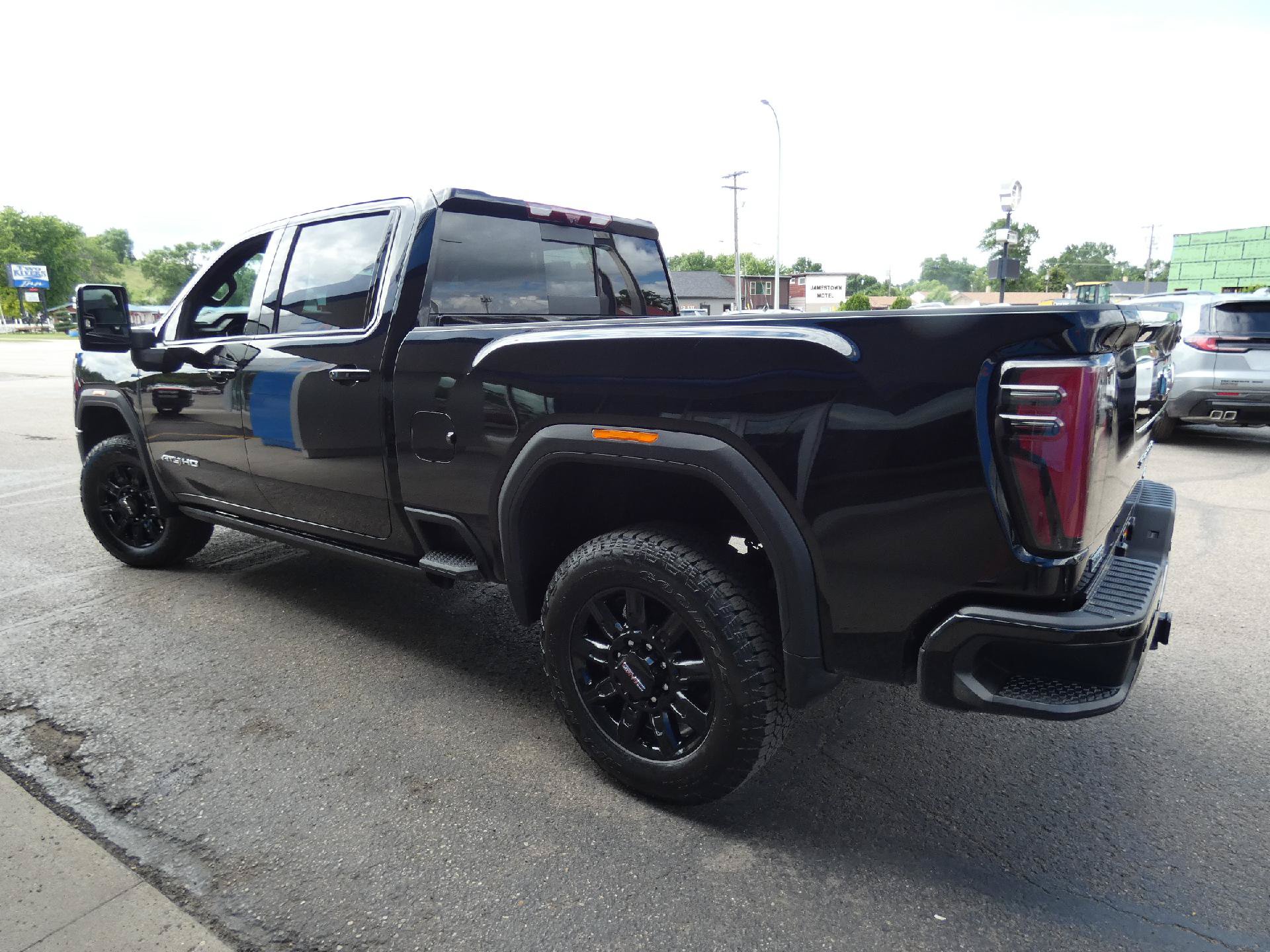 Certified 2025 GMC Sierra 2500 AT4 w/ AT4 Premium Plus Package AWD/4WD image 11