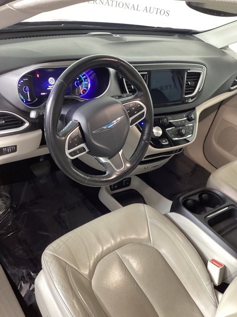Used 2020 Chrysler Pacifica Touring-L image 9