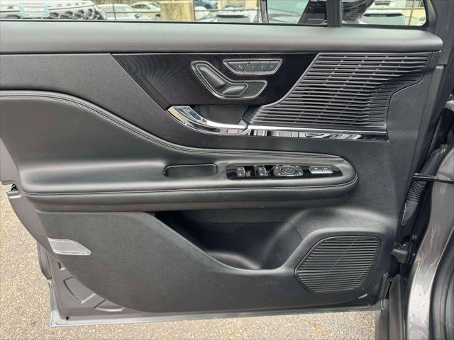 Used 2022 Lincoln Corsair AWD w/ Premium Package image 14