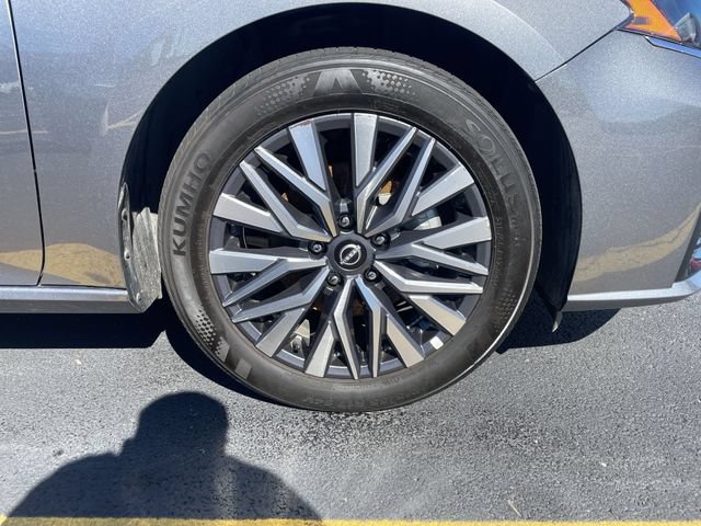 Used 2025 Nissan Altima 2.5 SV FWD image 41