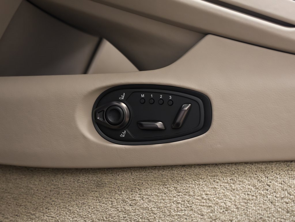 Used 2024 Aston Martin DB12 Convertible image 37