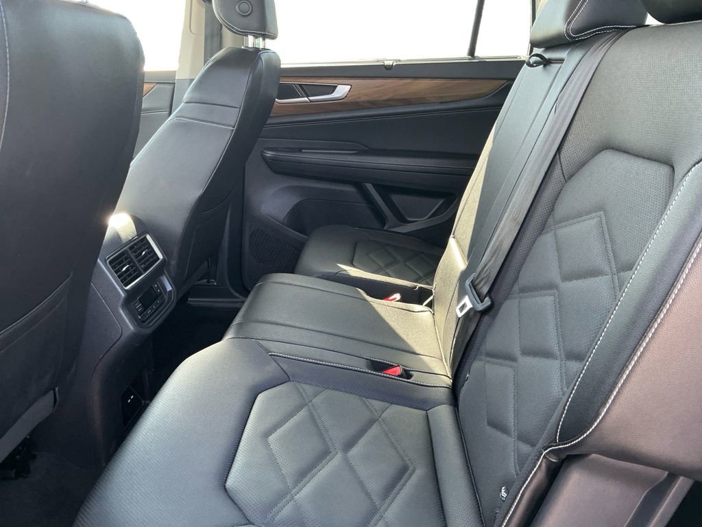 Used 2025 Volkswagen Atlas SE image 22