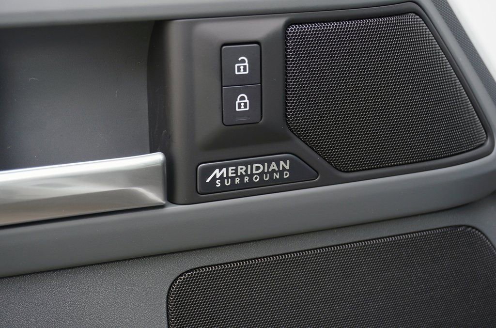 New 2026 Land Rover Defender 130 X-Dynamic SE image 12