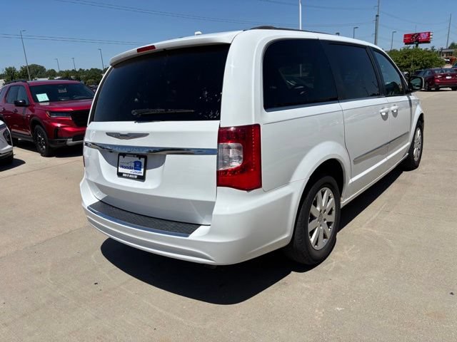 Used 2014 Chrysler Town & Country Touring FWD image 5