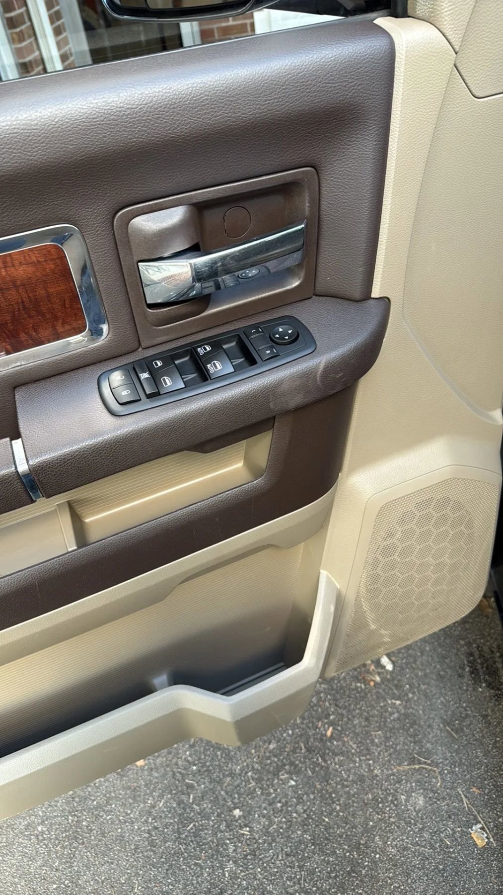 Used 2011 RAM 1500 Laramie image 10