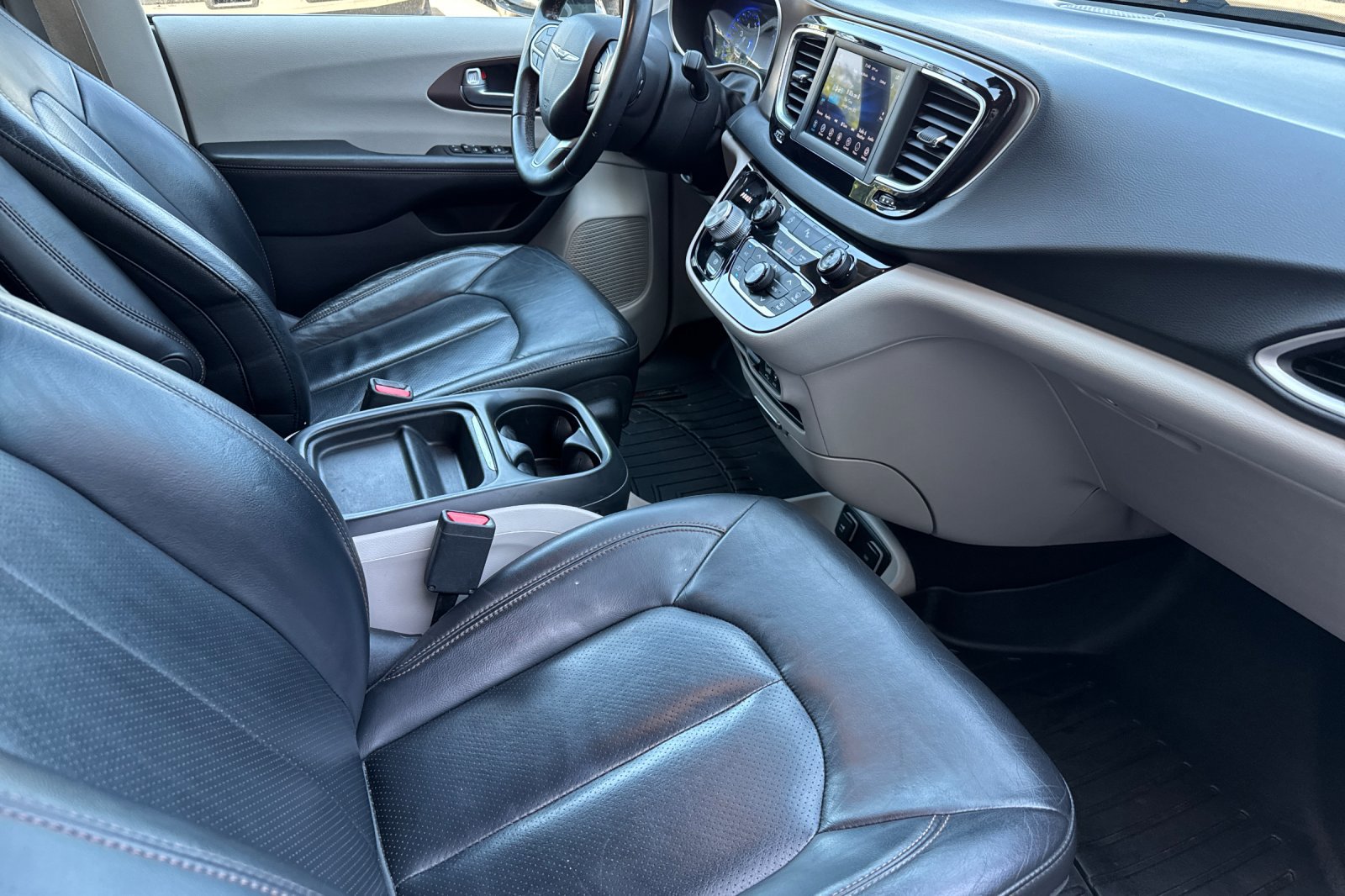 Used 2018 Chrysler Pacifica Touring-L FWD image 17