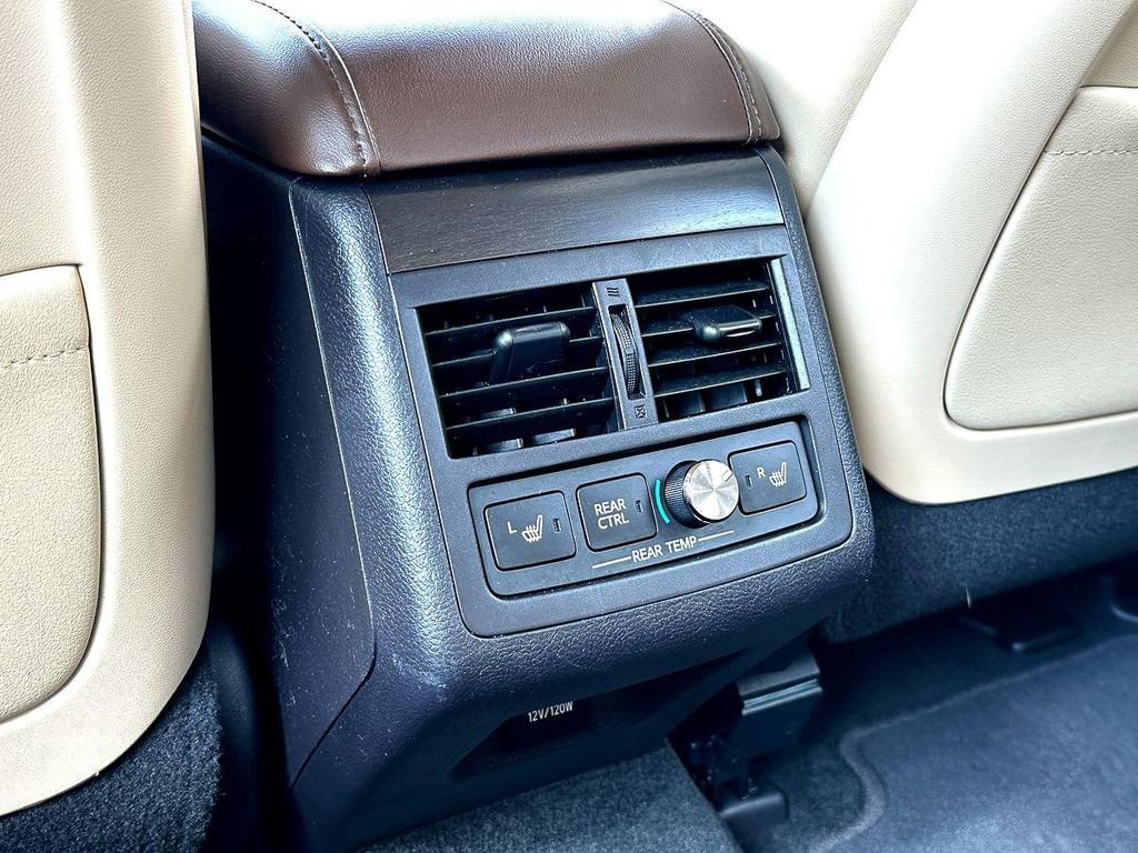Used 2018 Toyota Avalon Limited image 23