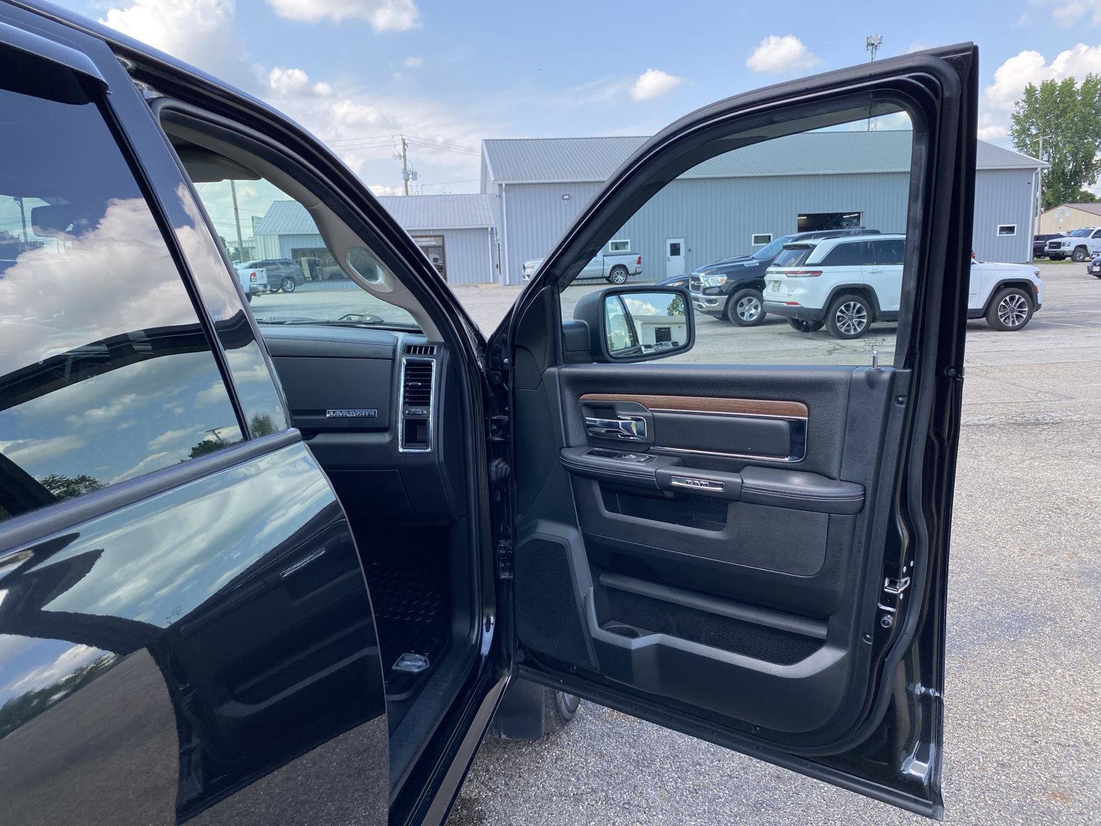 Used 2017 RAM 1500 Laramie w/ Convenience Group AWD/4WD image 39