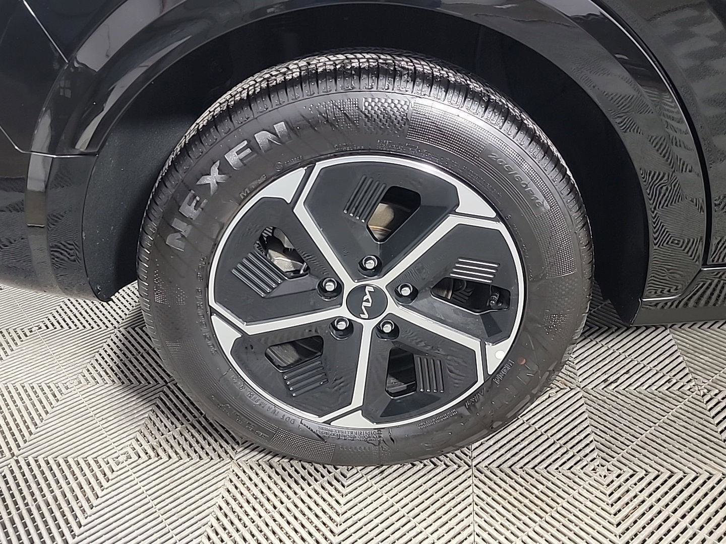 Used 2025 Kia Niro SX image 3