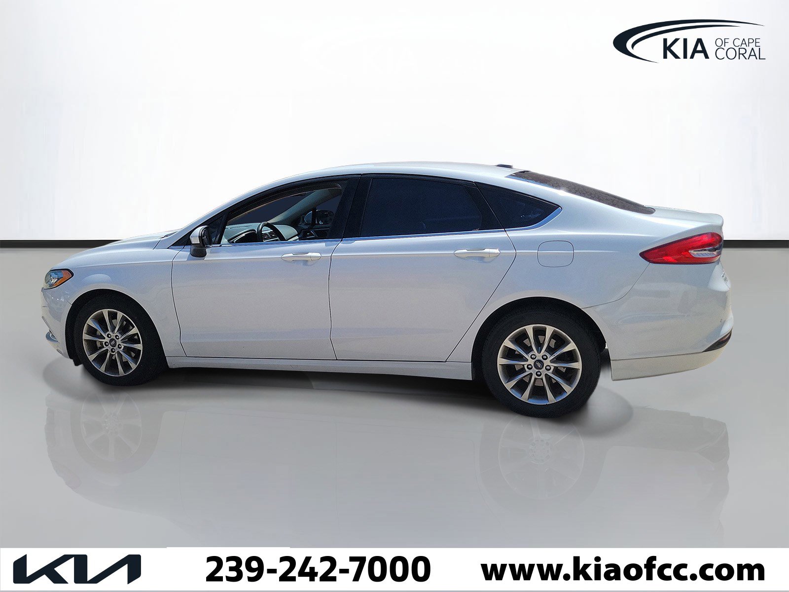 Used 2017 Ford Fusion SE w/ Fusion SE Technology Package image 4