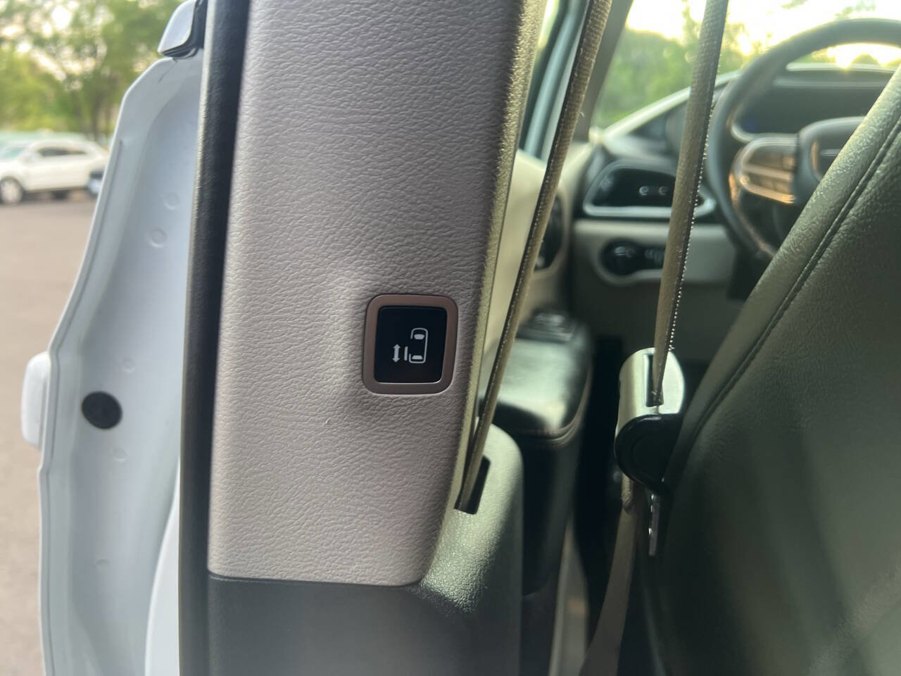 Used 2020 Chrysler Pacifica Touring-L image 28