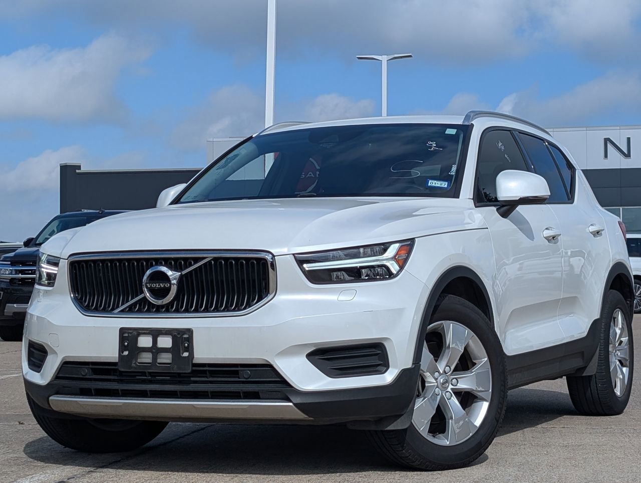Used 2022 Volvo XC40 T4 Momentum image 1