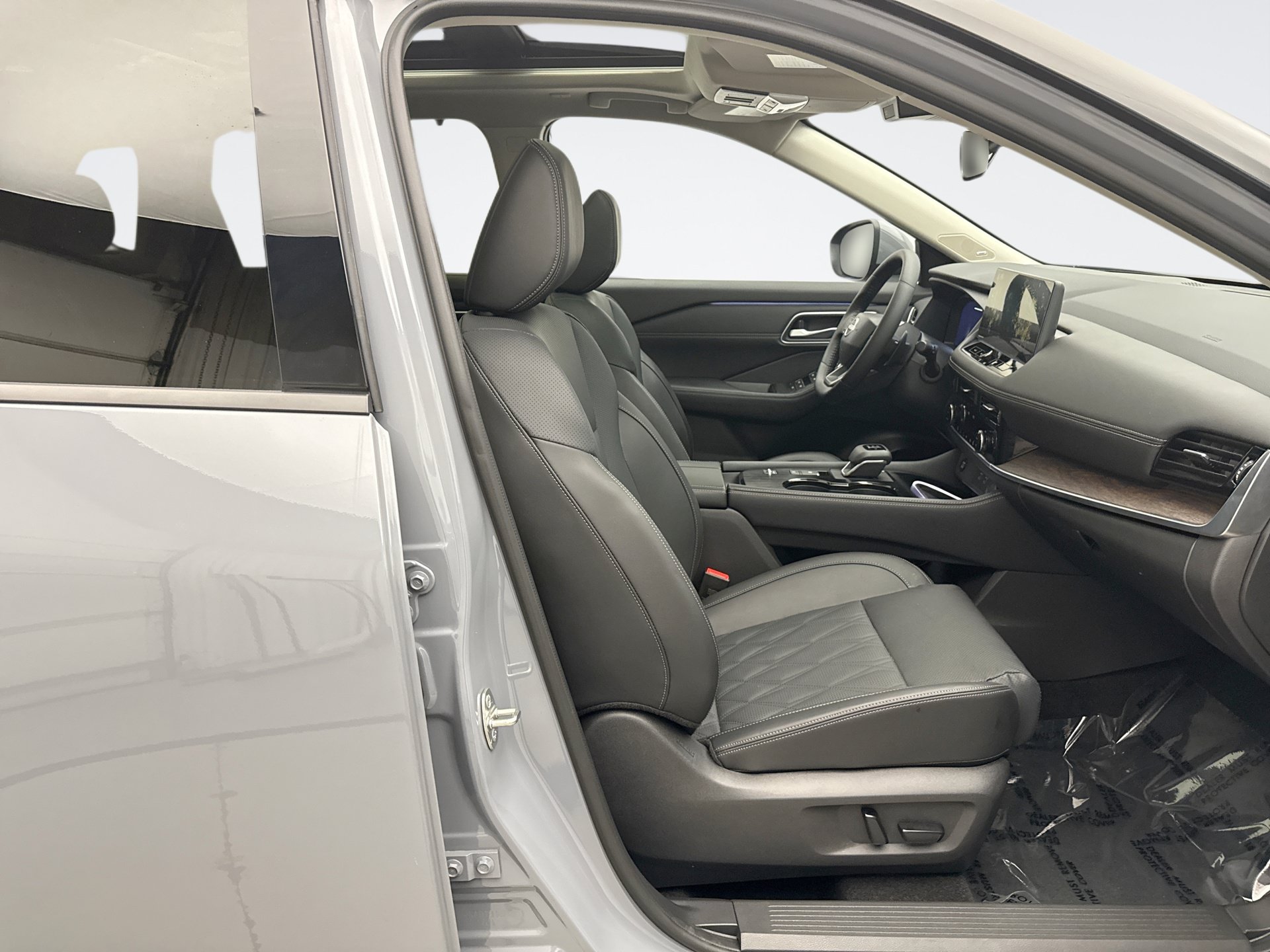 Used 2025 Nissan Rogue Platinum w/ Platinum Premium Package FWD image 18