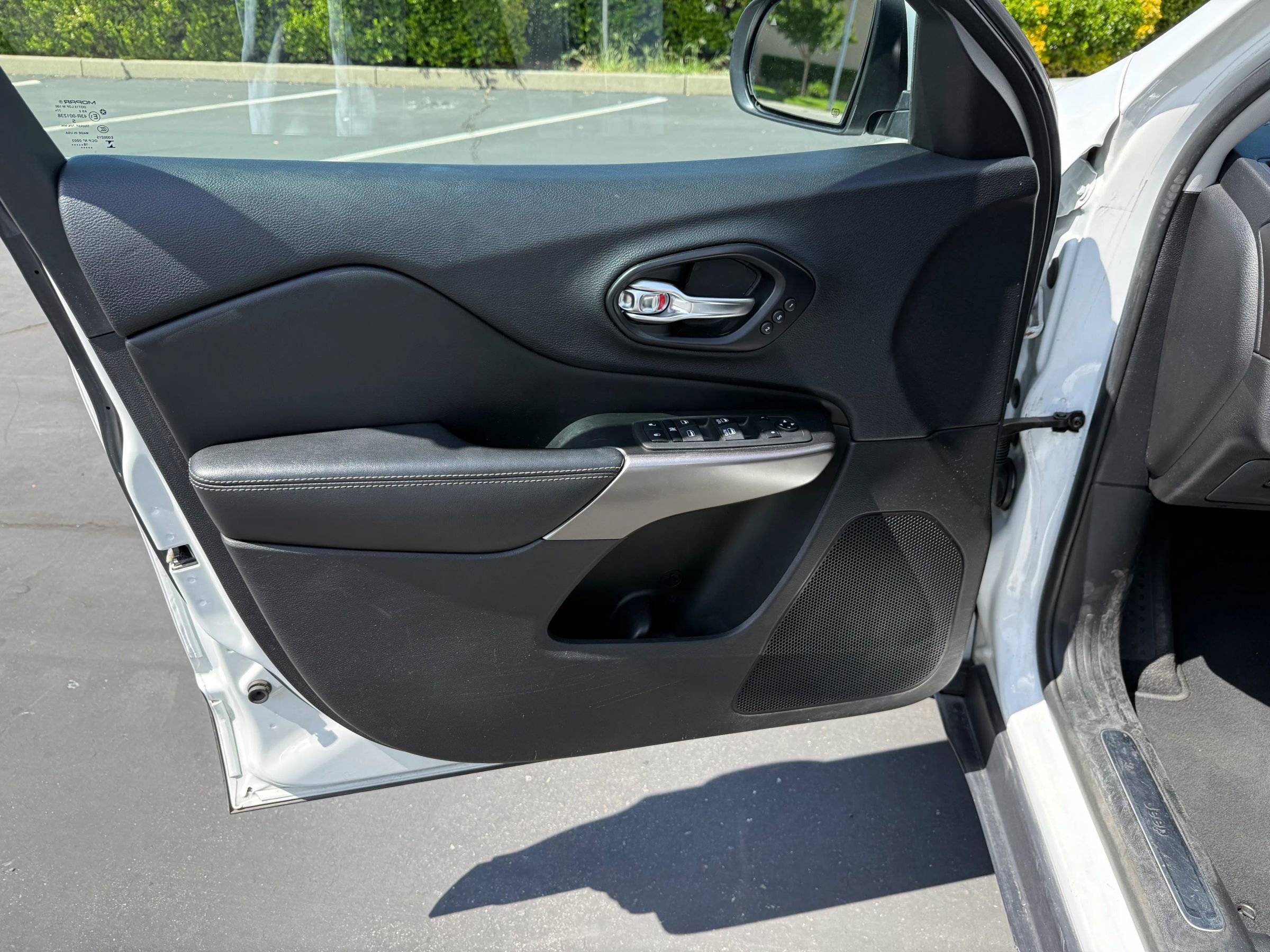 Used 2019 Jeep Cherokee Limited image 10