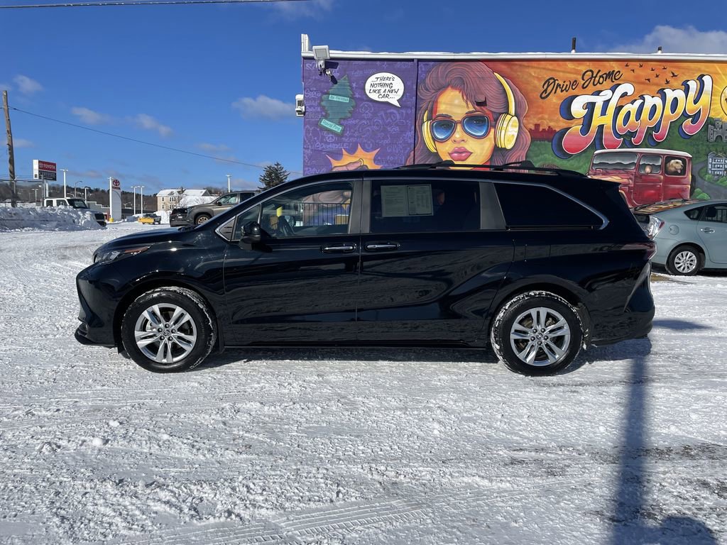 Used 2023 Toyota Sienna XLE Woodland Edition image 2