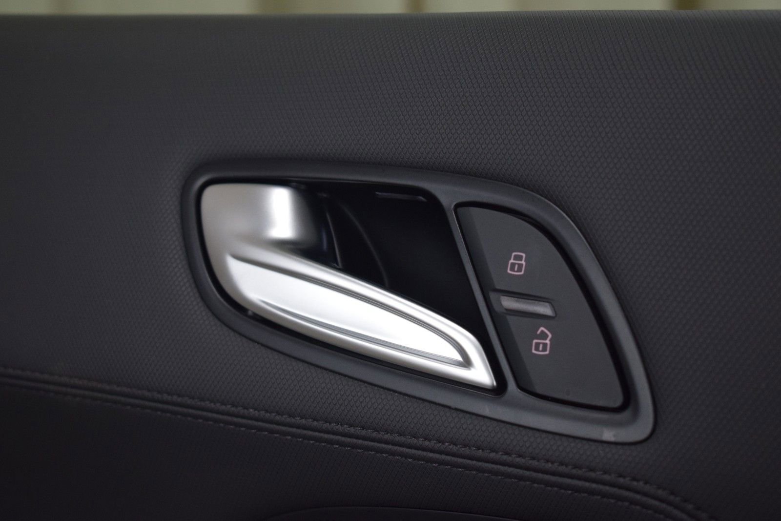 Used 2014 Audi R8 V8 w/ Convenience Package image 36