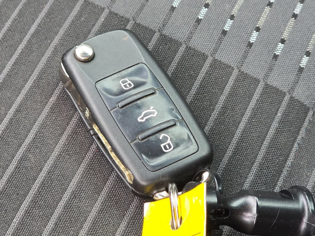 Used 2012 Volkswagen Beetle 2.0T FWD image 33