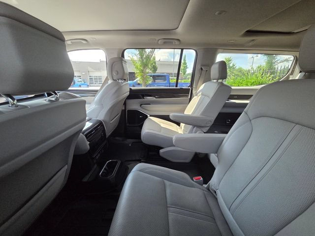 Used 2022 Jeep Wagoneer Series III w/ Premium Group I AWD/4WD image 5