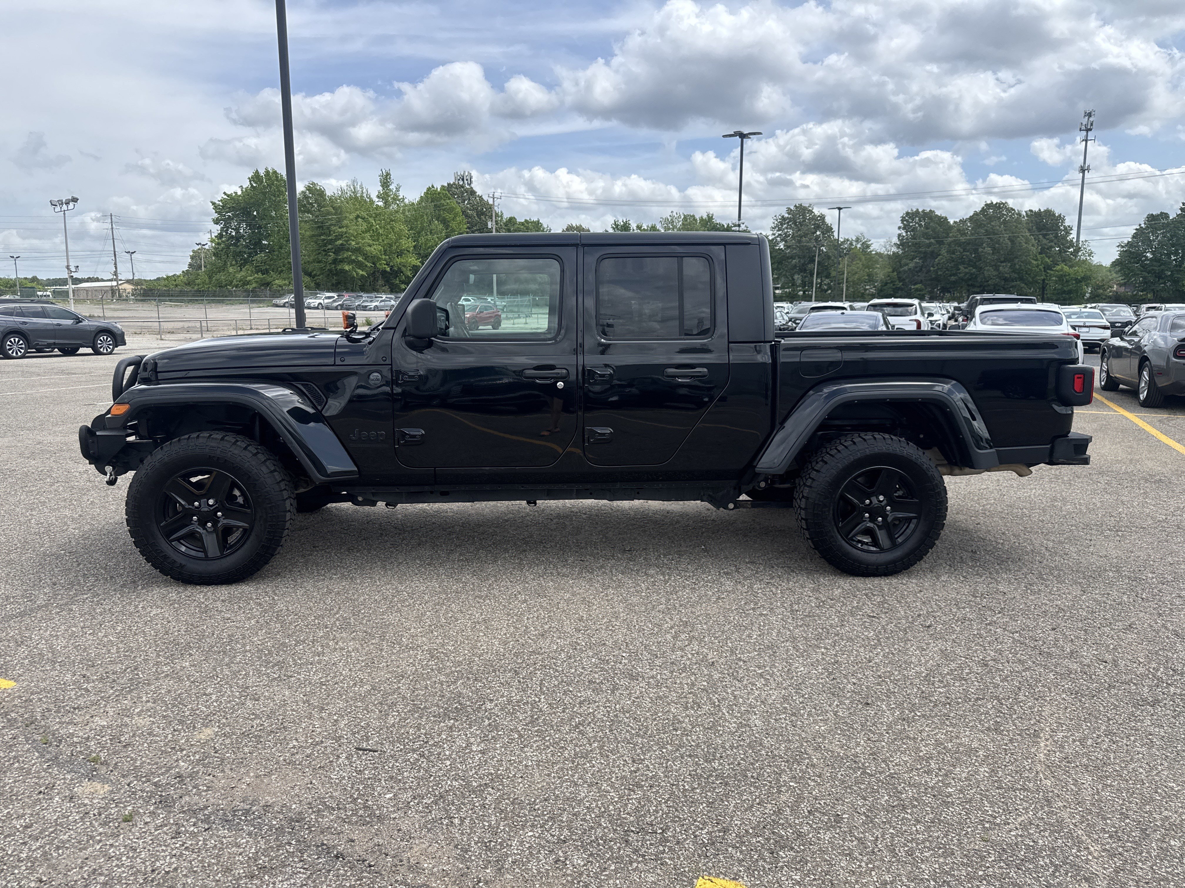 Used 2023 Jeep Gladiator Sport image 2