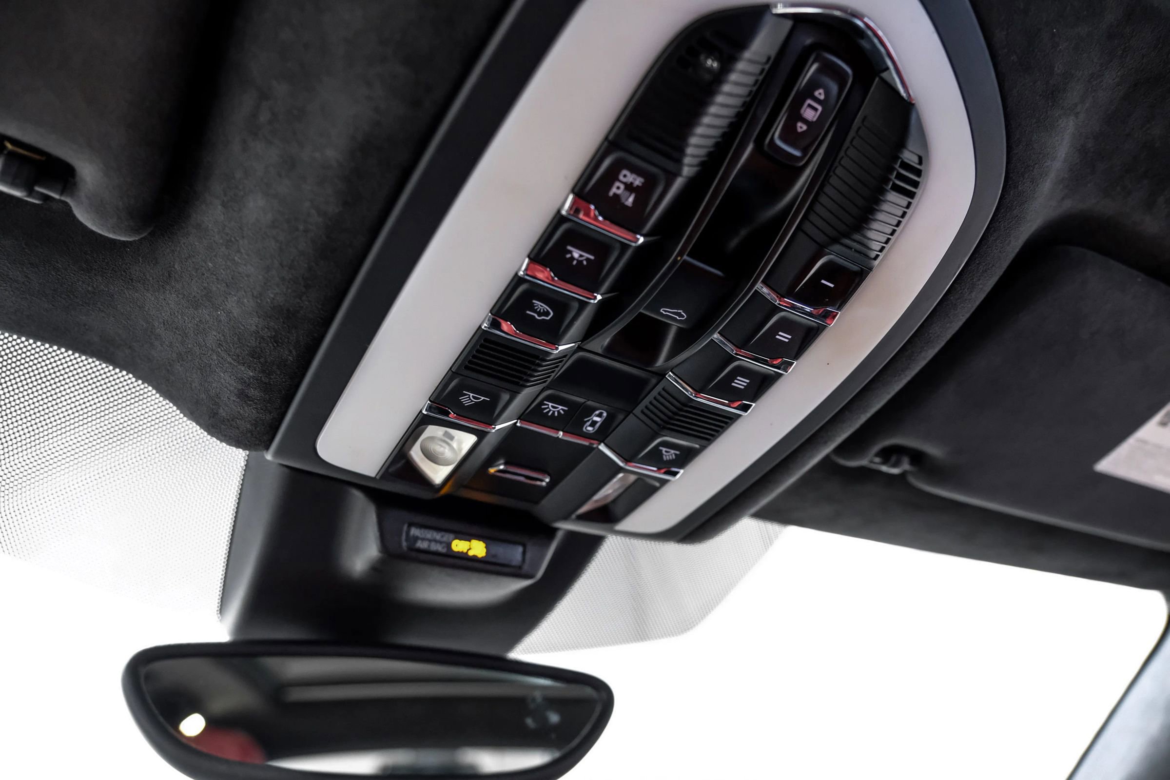 Used 2017 Porsche Macan Turbo image 31