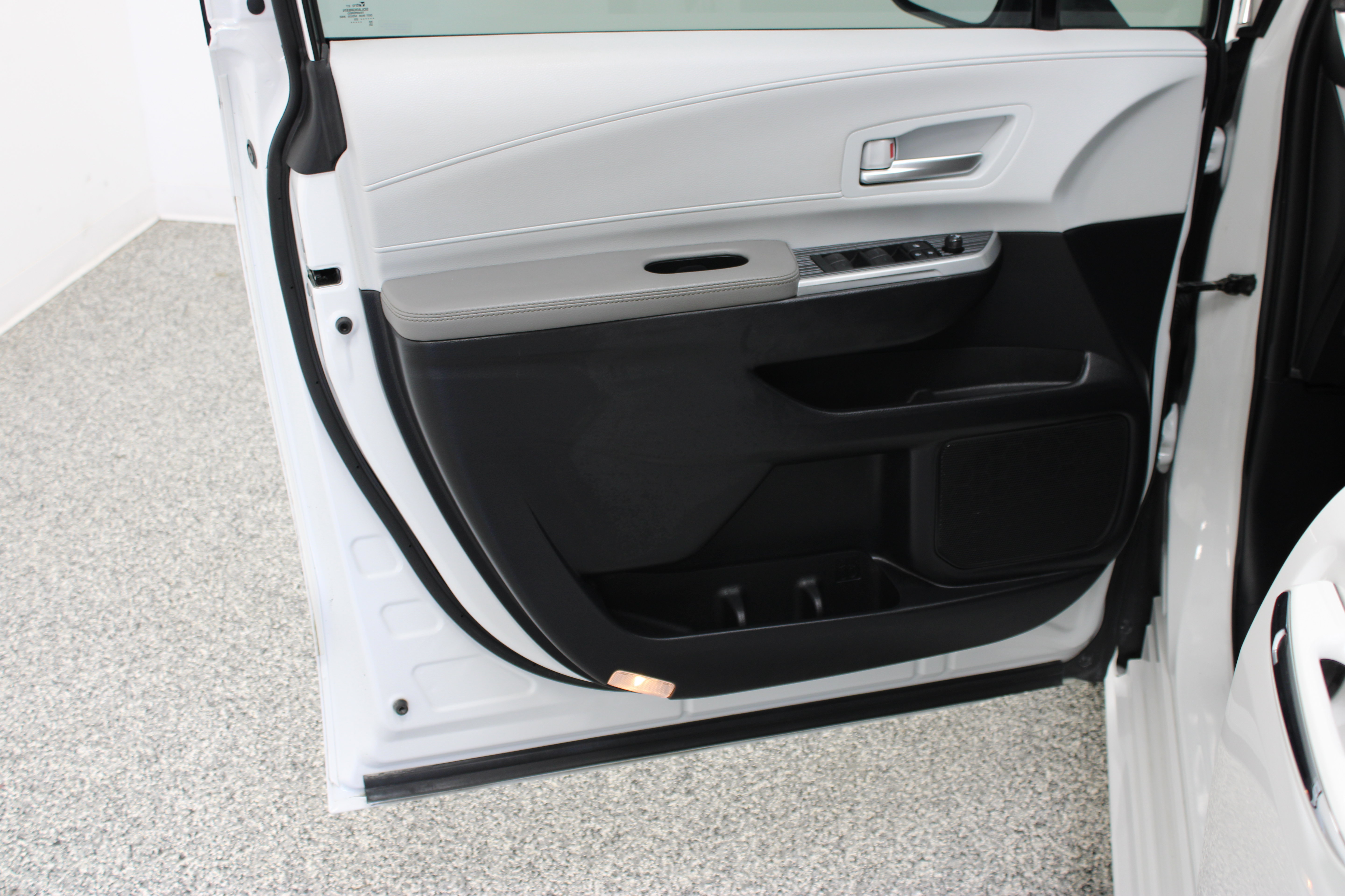 Used 2025 Toyota Sienna XLE FWD image 12