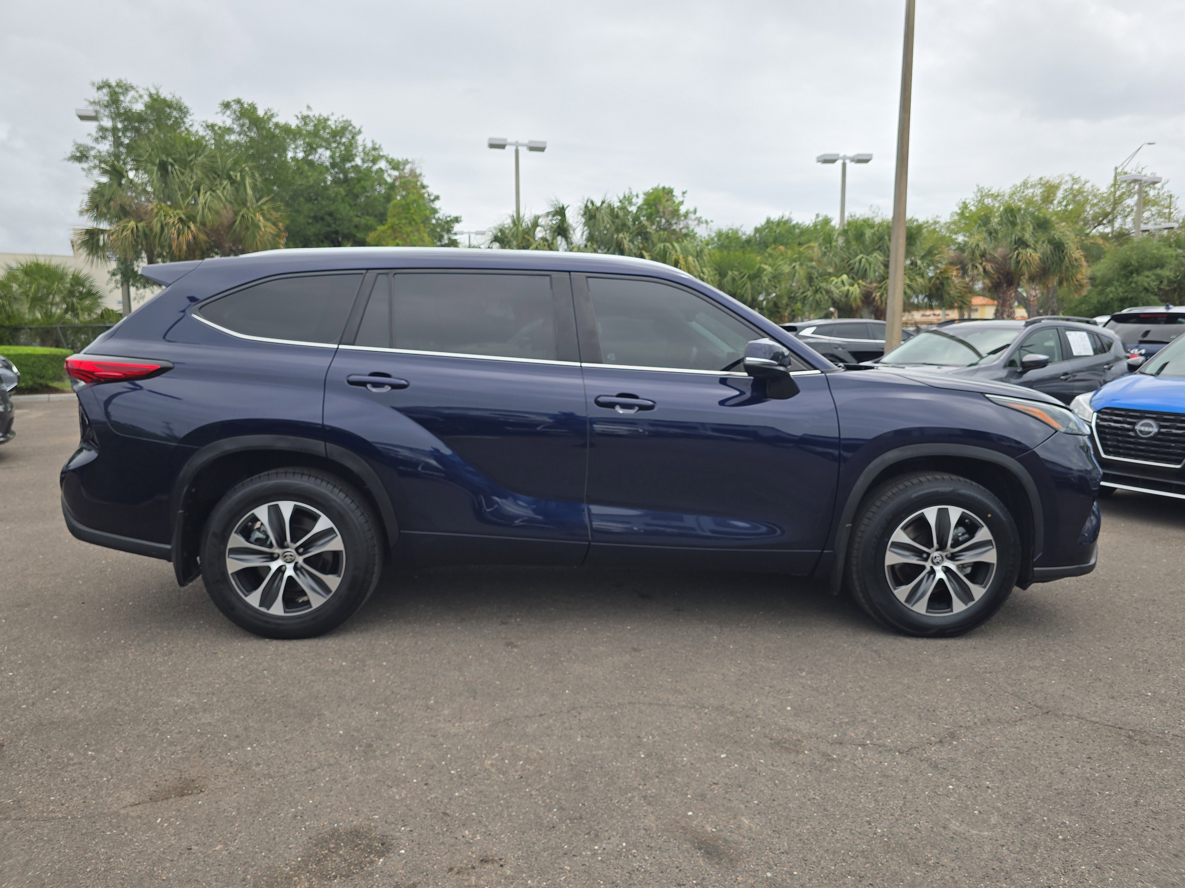 Used 2023 Toyota Highlander XLE AWD/4WD image 9