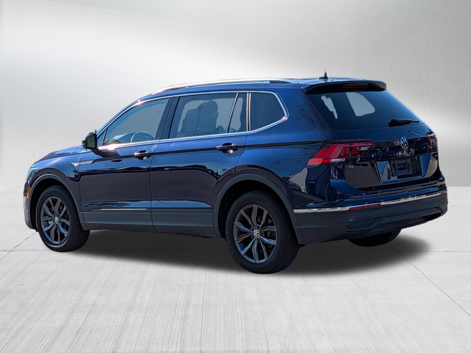 Used 2023 Volkswagen Tiguan SE w/ Panoramic Sunroof Package AWD/4WD image 5