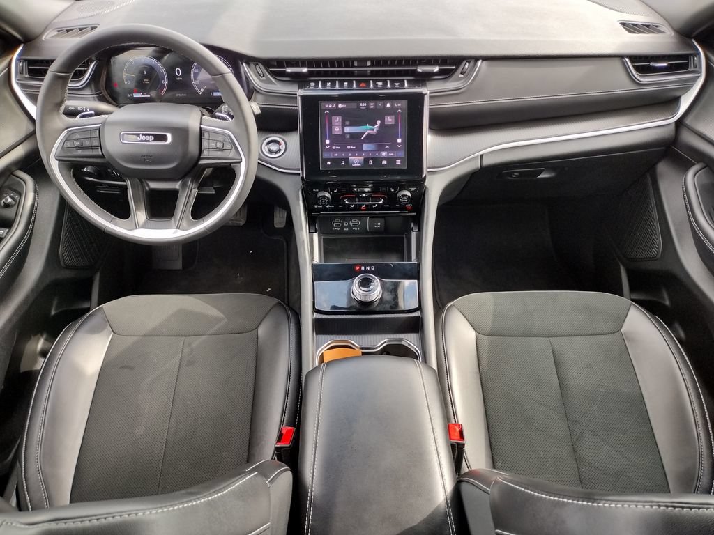 Used 2025 Jeep Grand Cherokee Altitude AWD/4WD image 5