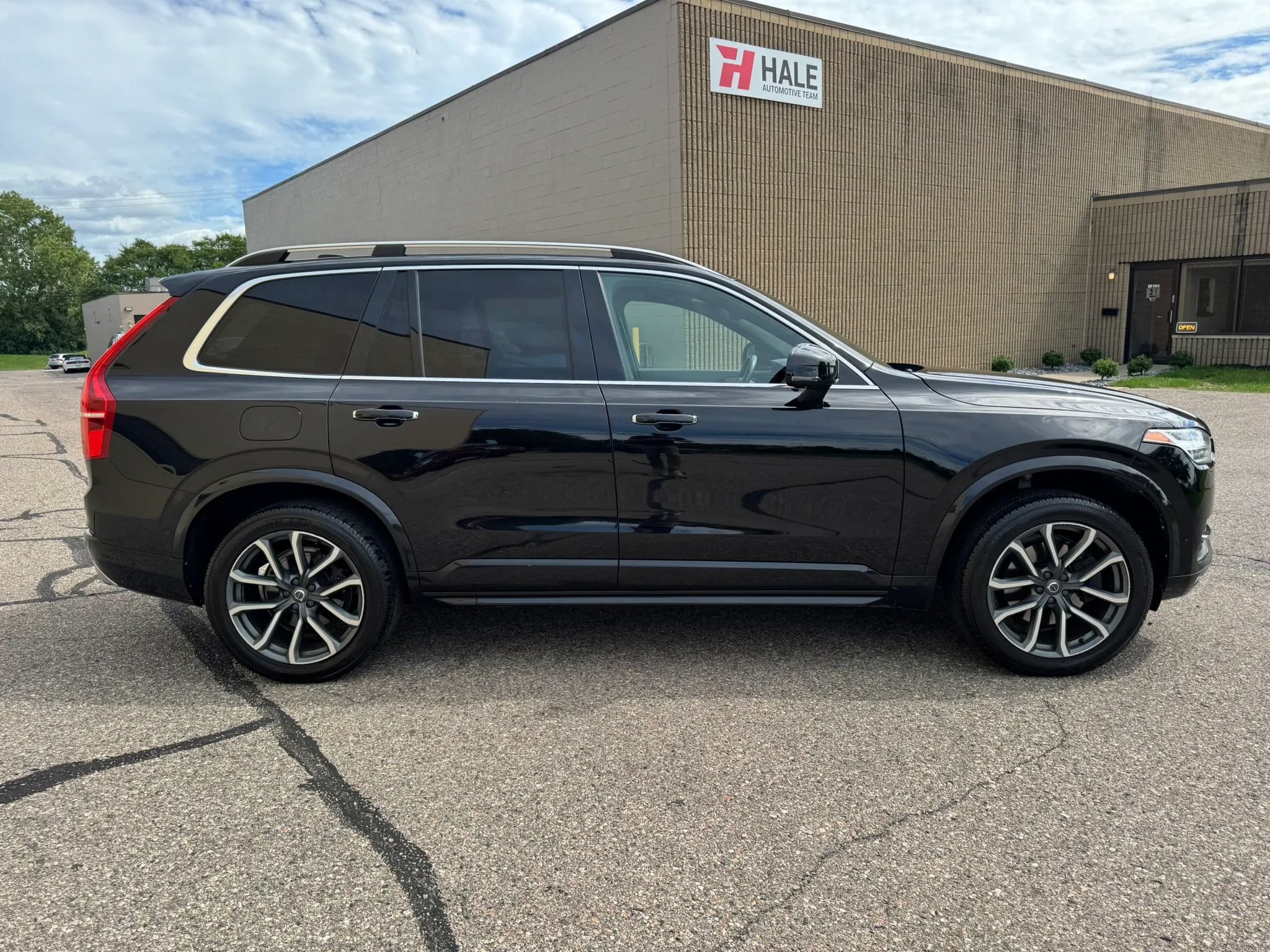 Used 2018 Volvo XC90 T6 Momentum w/ Convenience Package AWD/4WD image 11