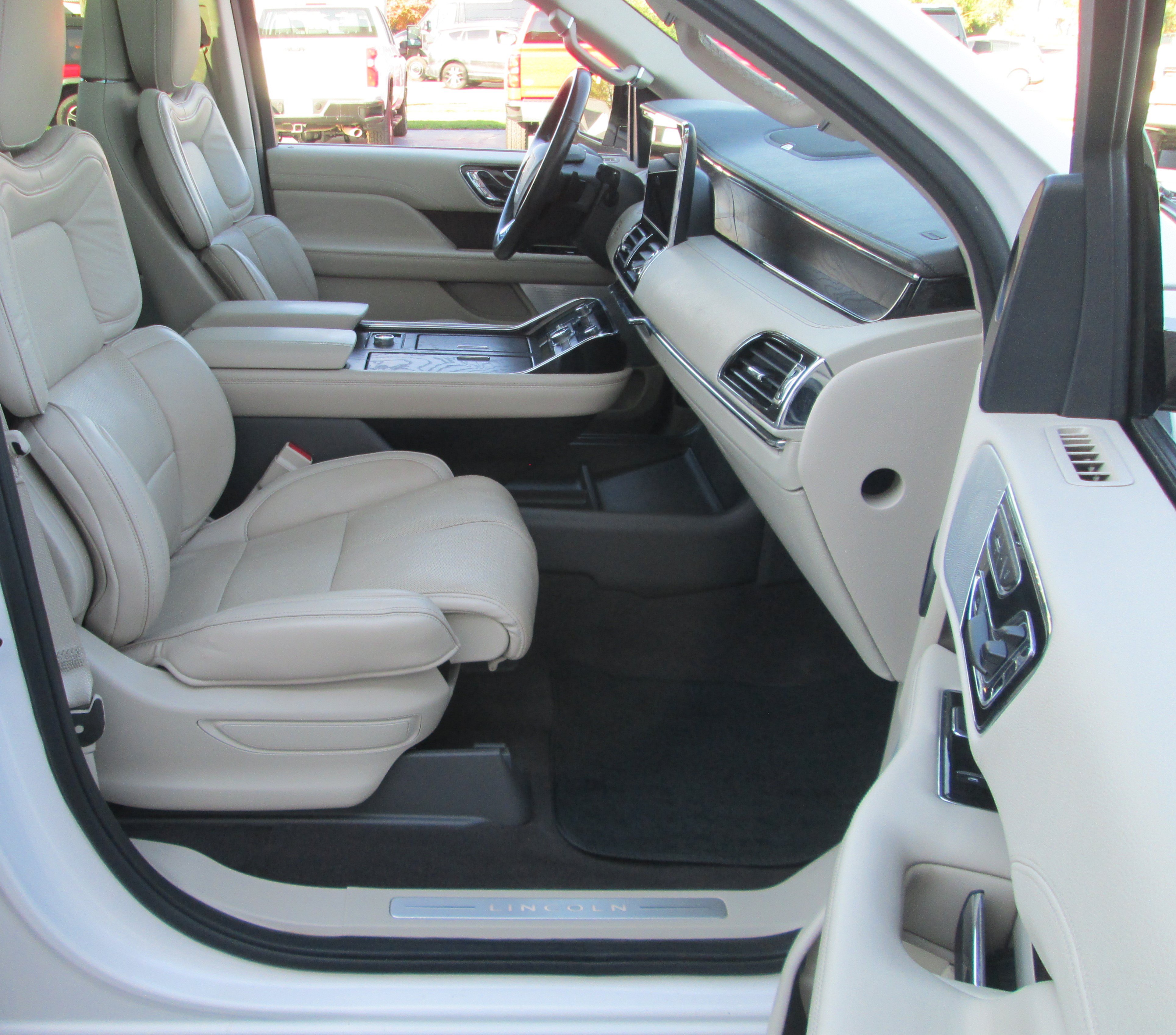 Used 2019 Lincoln Navigator Reserve AWD/4WD image 14