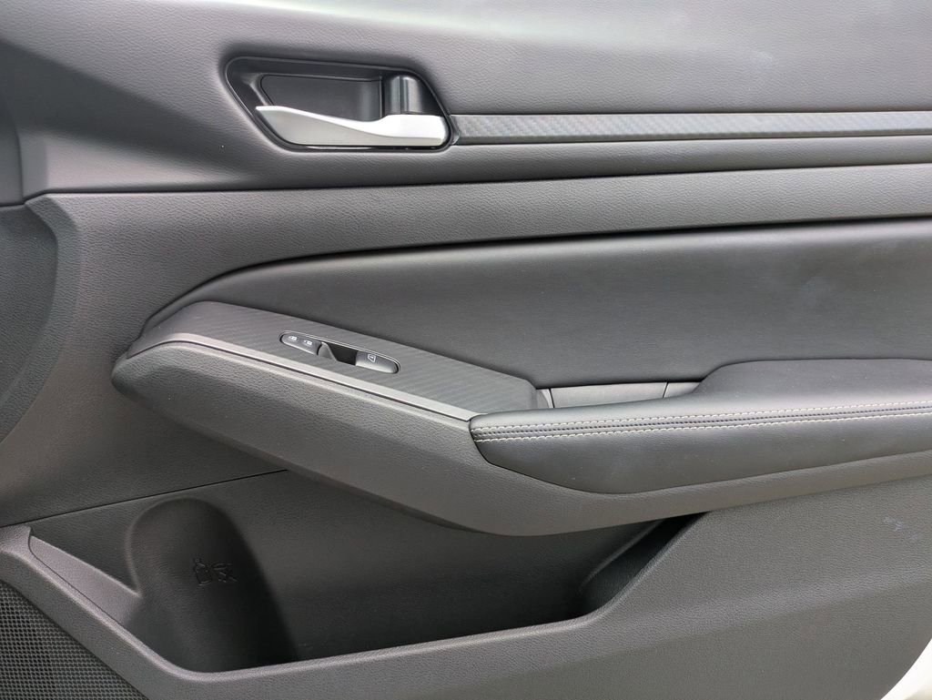 Used 2025 Nissan Altima 2.5 SV FWD image 33